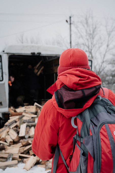 A Caritas Worker Making Firewood Deliveries As Part Of Winterisation Efforts In Ukraine In 2024 Photo Credit Caritas Wien Elisabeth Sellmeier