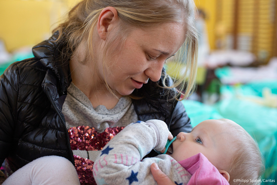 Viktoria with her child after crossing the border to Poland. Photo Philip Spalek/Caritas Germany.