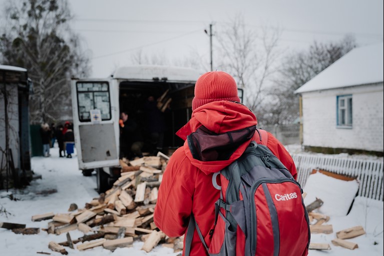 A Caritas worker making firewood deliveries as part of winterisation efforts in Ukraine in 2024. Photo Credit: Caritas Wien, Elisabeth Sellmeier.