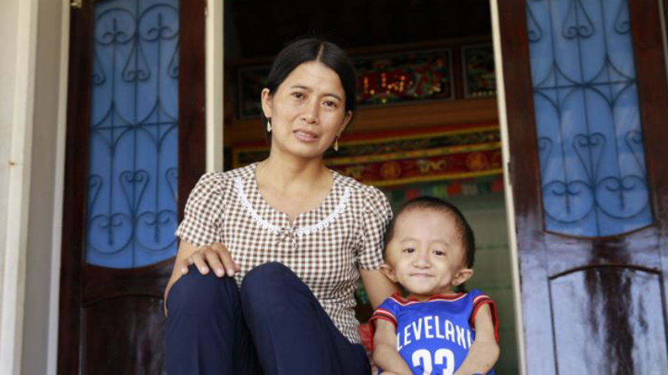 Mother and Child living in poverty in vietnam