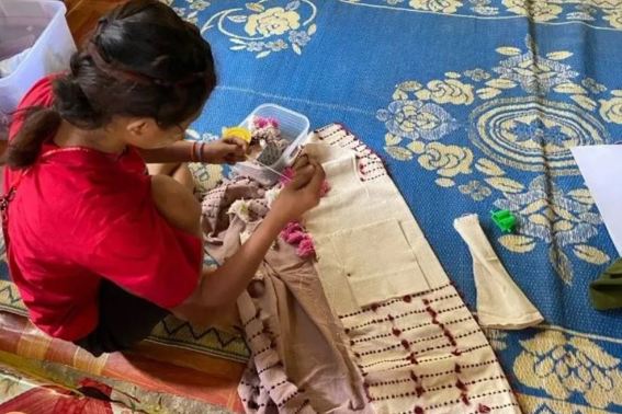 Youth Pratice Weaving