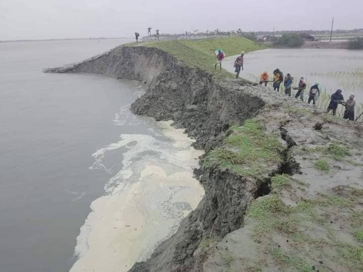 A silt wall being reinforced to hold back rising waters during Cyclone Sitrang. Photo: Caritas Bangladesh