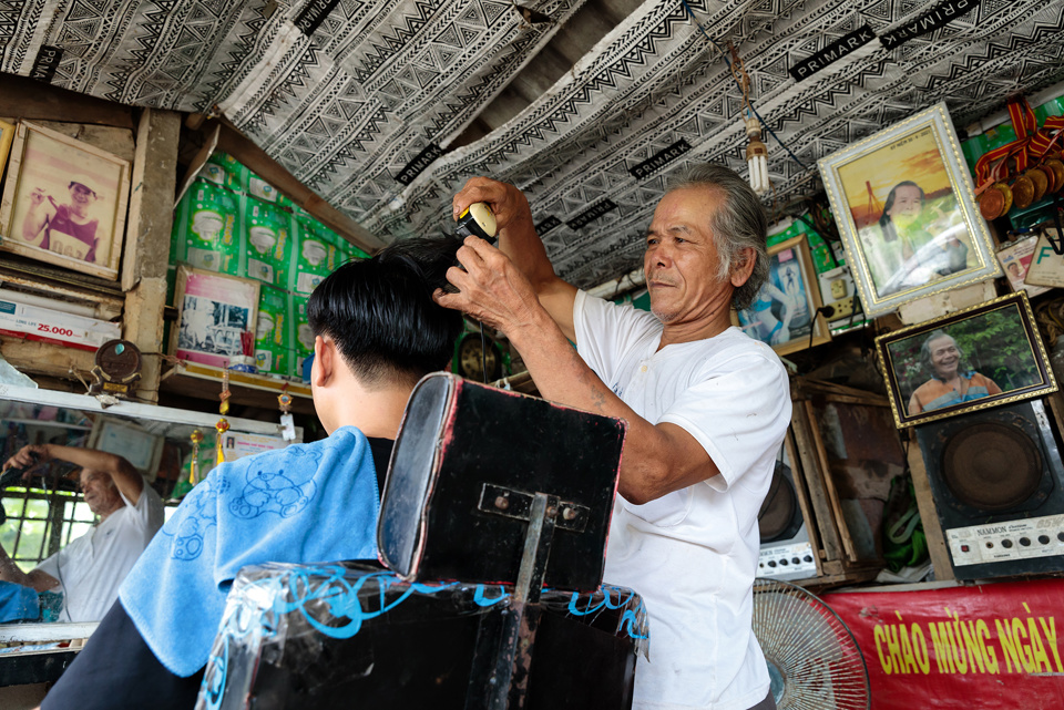 Thu Working In His Barber Shop