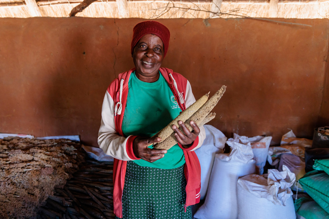 Priscilla Holding Millet